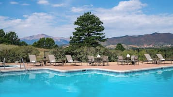 Una piscina techada, una piscina al aire libre de temporada