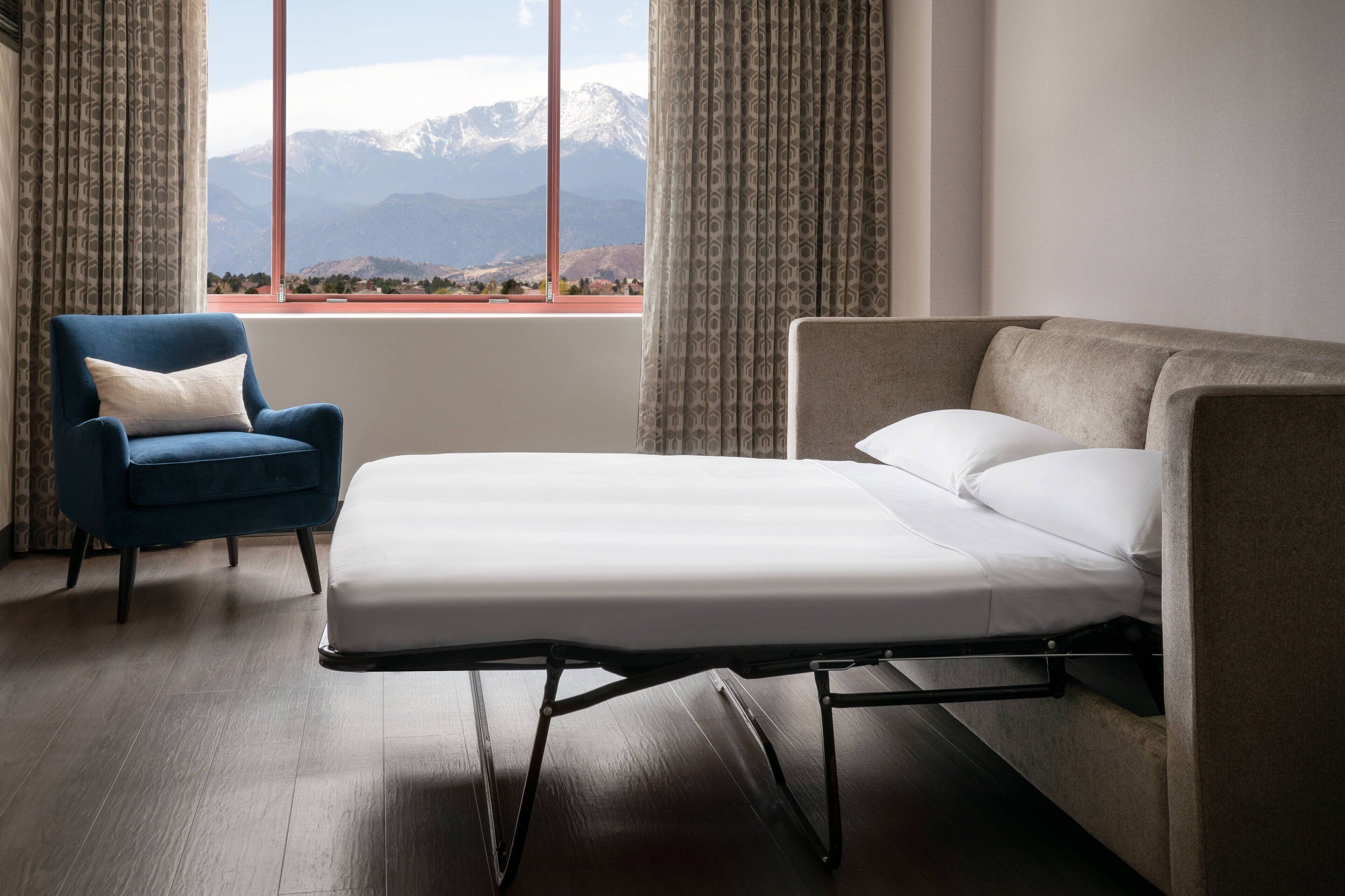 客房, 1 张特大床和 1 张沙发床, 山景 (Corner) | 高档床上用品、办公桌、遮光窗帘、熨斗/熨衣板