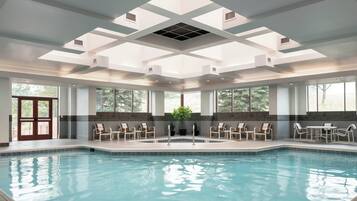 Indendørs pool, sæsonbestemt udendørs pool, liggestole