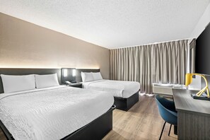 مكتب وستائر تعتيم ومكواة/لوح كي وملاءات أسرّة