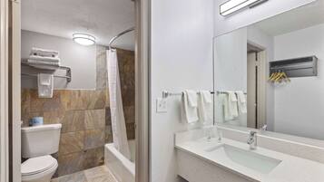 Combined shower/tub, free toiletries, towels