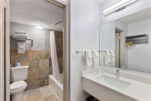 Combined shower/bathtub, free toiletries, towels