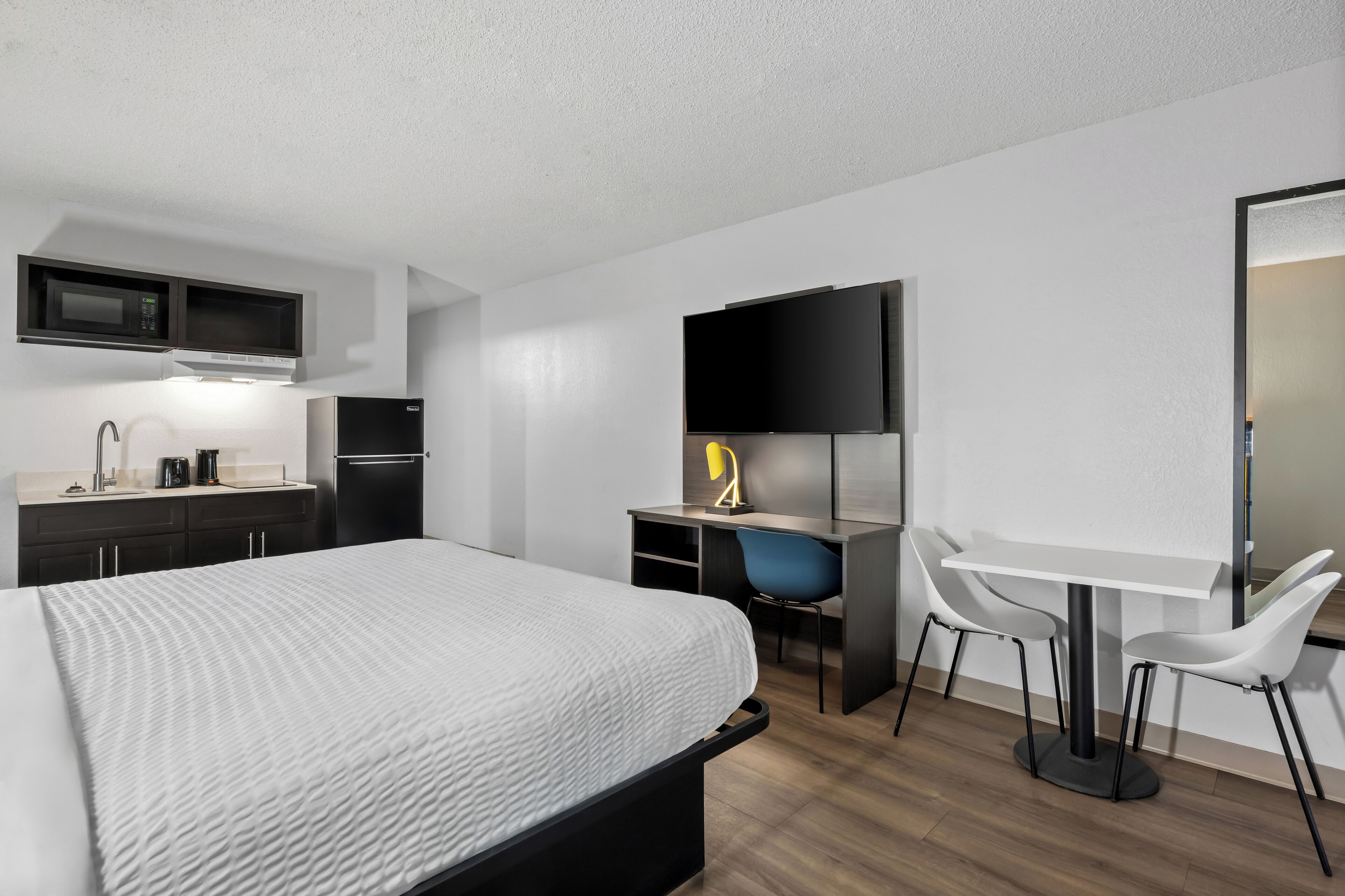 Escrivaninha, cortinas blackout, ferros/tábuas de passar roupa