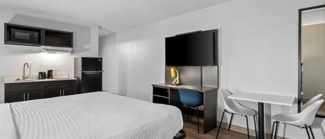 Schreibtisch, Verdunkelungsvorhänge, Bügeleisen/Bügelbrett, Bettwäsche