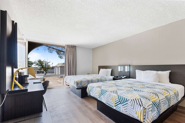 Escriptori, cortines opaques, planxa i posts de planxar i roba de llit