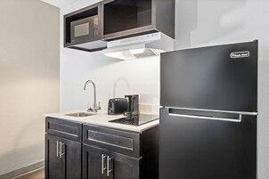 Íróasztal, sötétítőfüggöny, vasaló/vasalódeszka és ágynemű