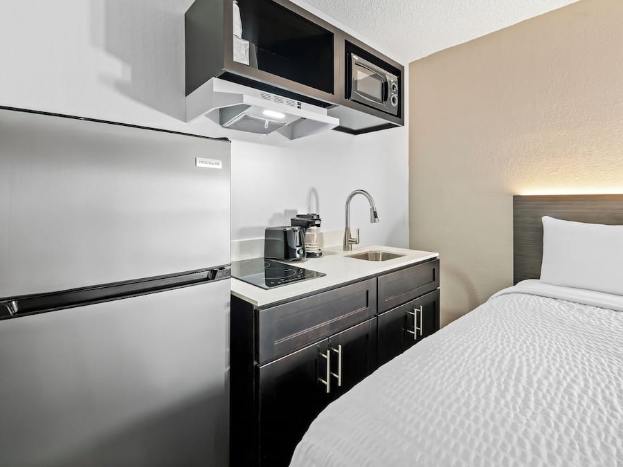 Een bureau, verduisterende gordijnen, een strijkplank/strijkijzer