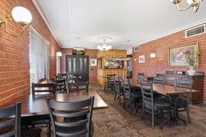 Bar (trong khuôn viên)