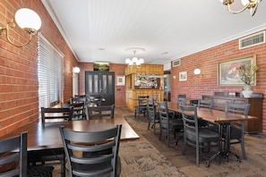 Bar (trong khuôn viên)