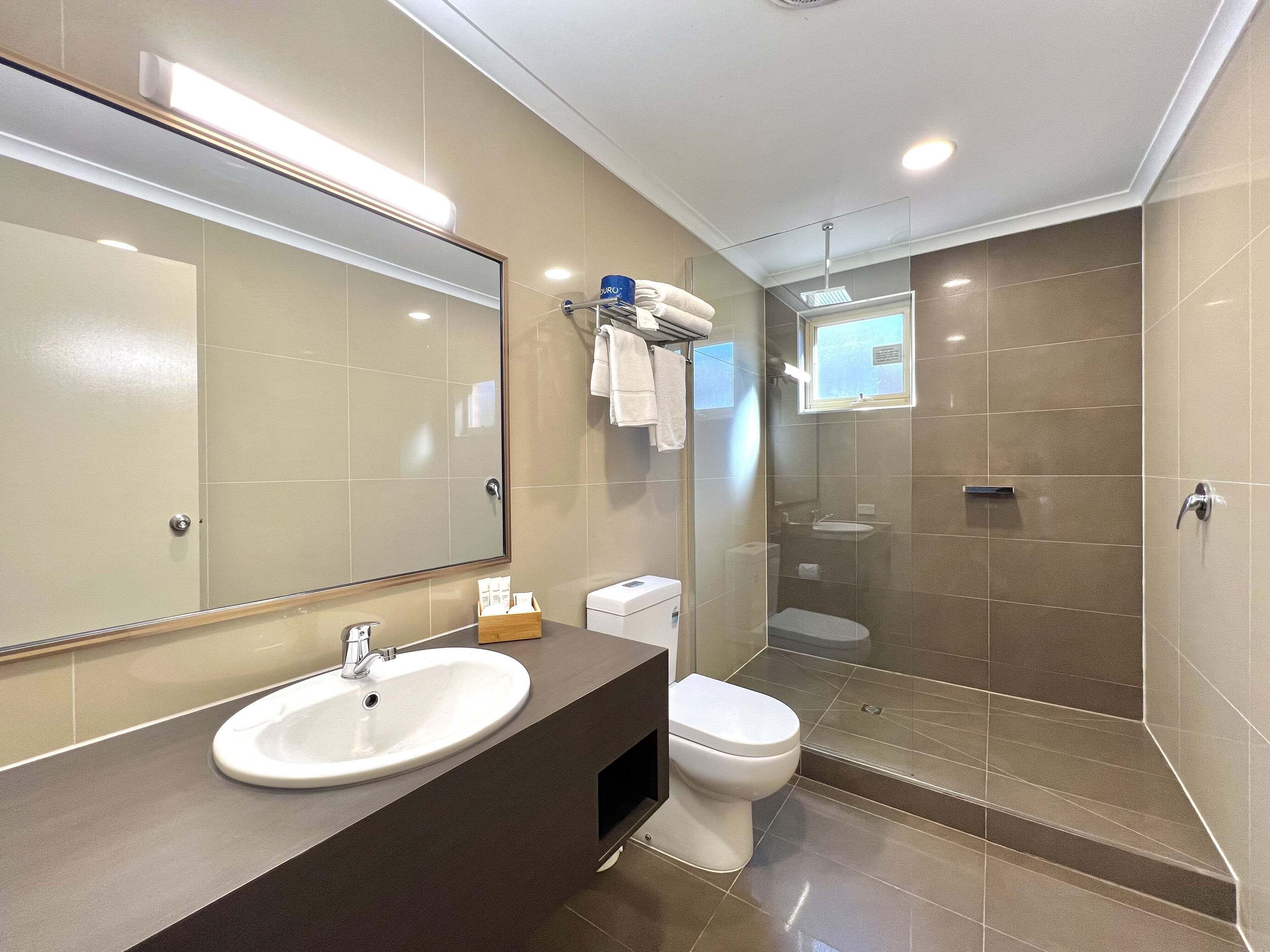 Phòng Suite Cao cấp, nhiều giường | Phòng tắm | Buồng tắm vòi sen, đồ dùng nhà tắm miễn phí, máy sấy tóc, khăn tắm 
