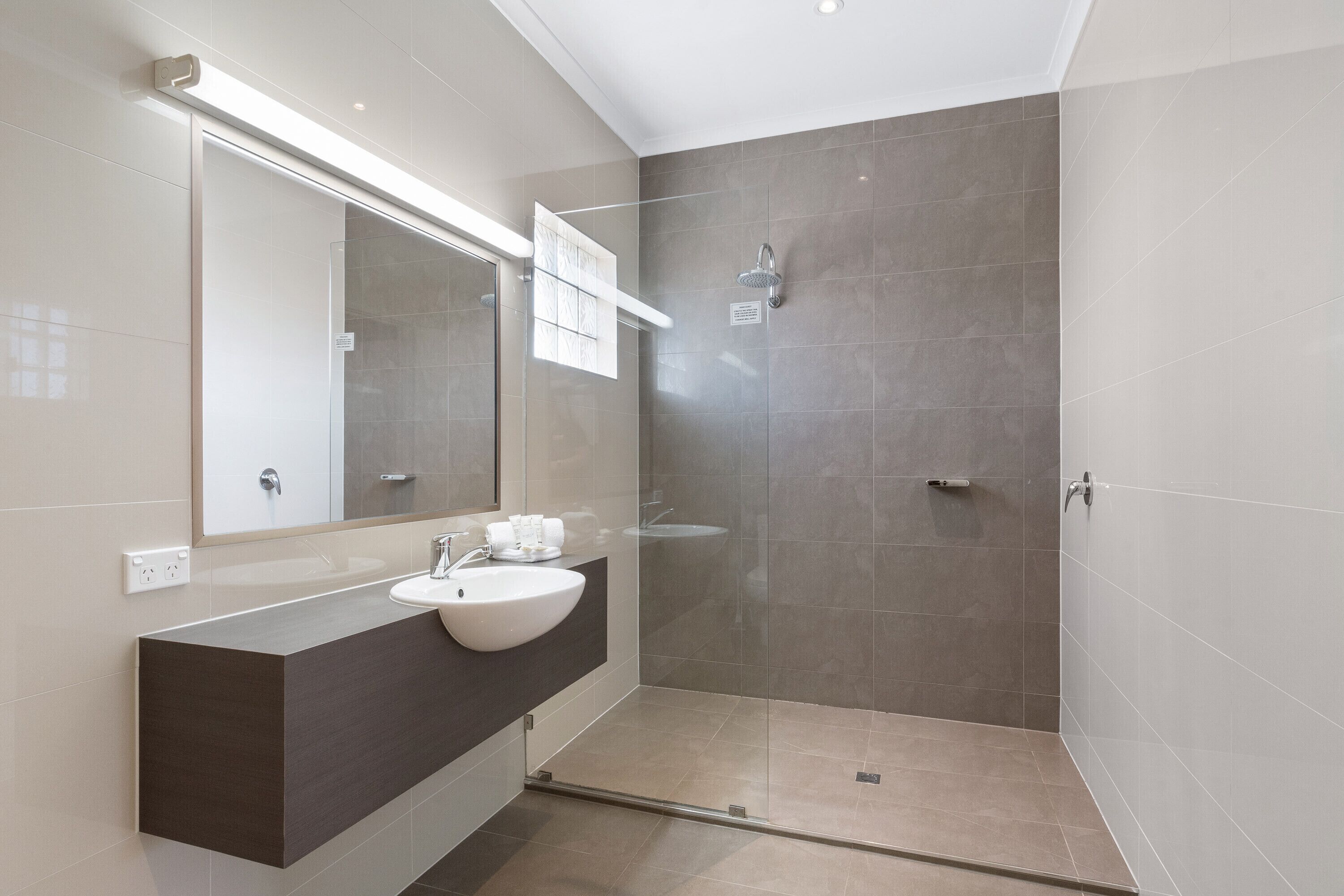 executive king | bathroom | shower, free toiletries, hair dryer, towels