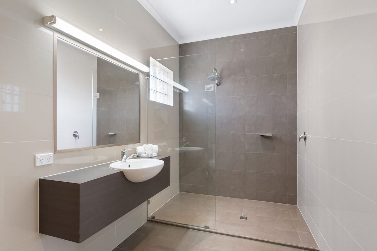 executive king | bathroom | shower, free toiletries, hair dryer, towels