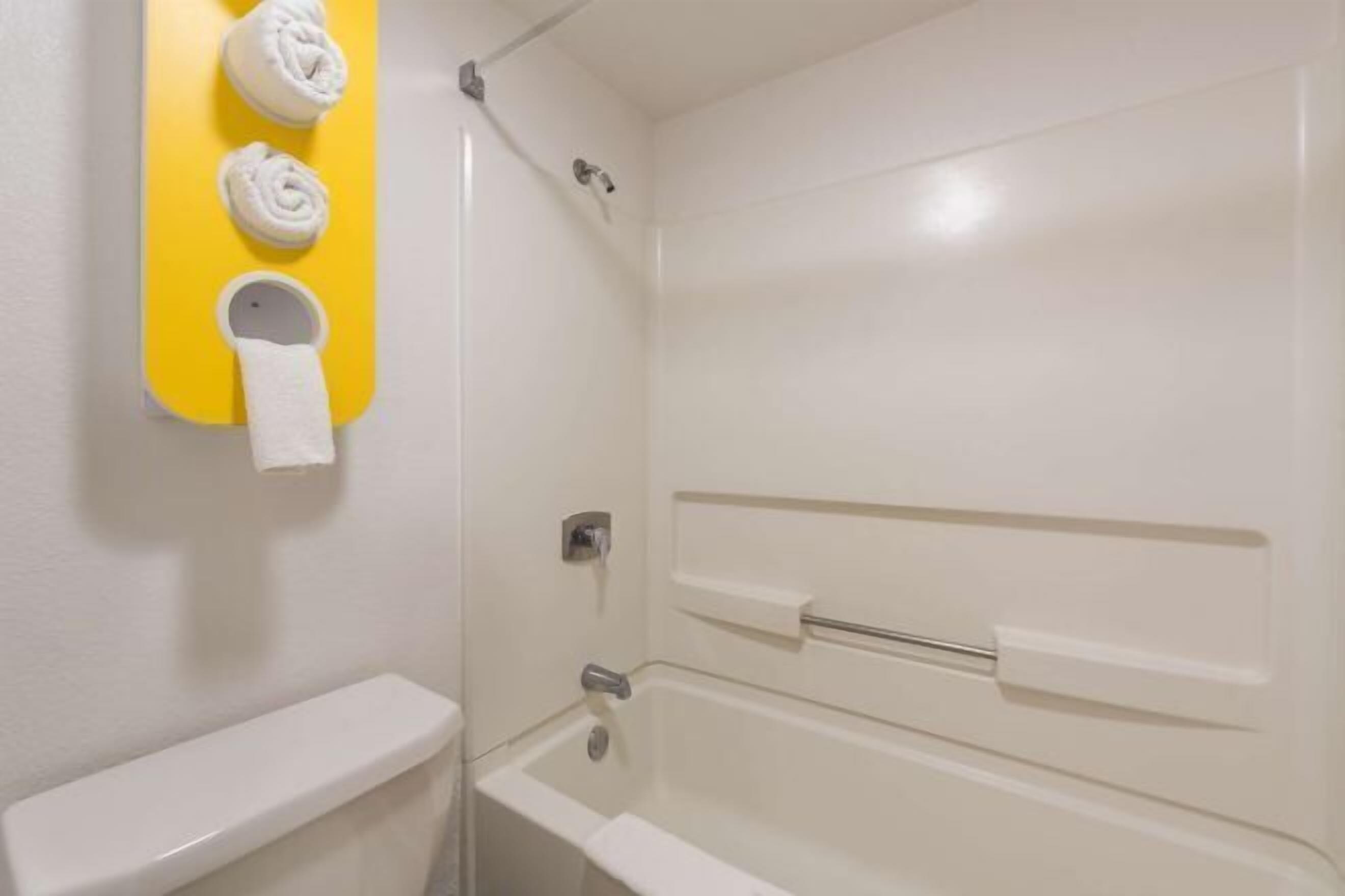 Bad | Kombinert dusj/badekar, dype avslapningsbadekar og håndklær