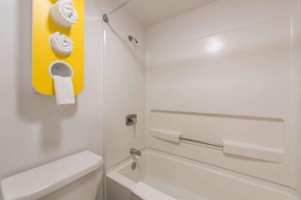 Bad | Kombinert dusj/badekar, dype avslapningsbadekar og håndklær