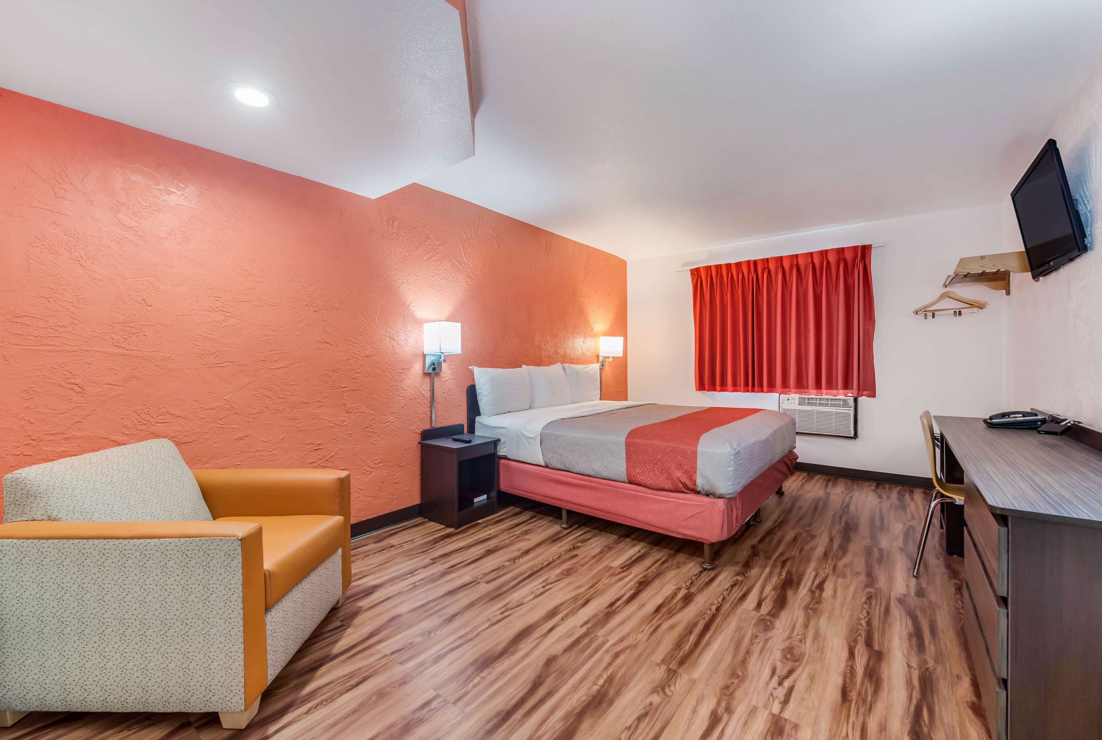 Skrivebord, wi-fi (inkludert) og sengetøy