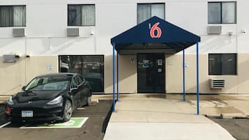 Electric vehicle charging station