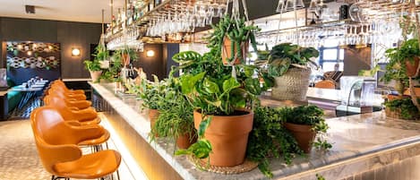 2 restaurants, breakfast, lunch, dinner served; international cuisine