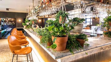 2 bars/lounges, lobby lounge