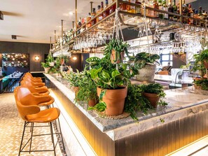 2 bars, lounge dans le hall