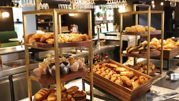 Desayuno continental todos los días (EUR 49 por persona)