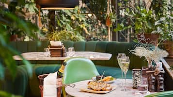 2 restaurantes, se sirven desayunos, comidas y cocina internacional