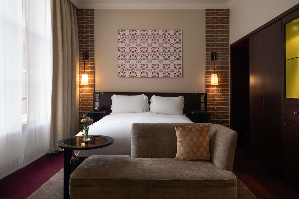 1 bedroom, Egyptian cotton sheets, premium bedding, down duvets