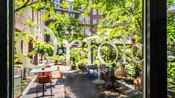 2 restaurants, spécialités Cuisine internationale