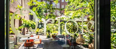 2 restaurants, breakfast, lunch, dinner served; international cuisine