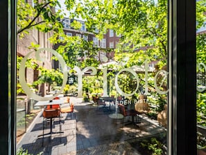 2 ravintolaa, joissa tarjoillaan aamiainen; kansainvälinen keittiö