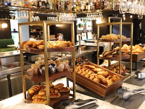 Tägliches kontinentales Frühstück (49 EUR pro Person)