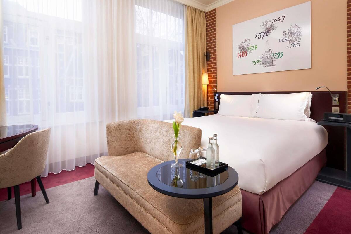 1 bedroom, Egyptian cotton sheets, premium bedding, down duvets