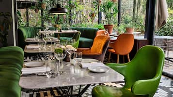 2 restaurantes; se sirve desayuno, almuerzo y cena; cocina internacional