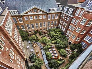 2 bar/ruang istirahat, ruang istirahat di lobi 