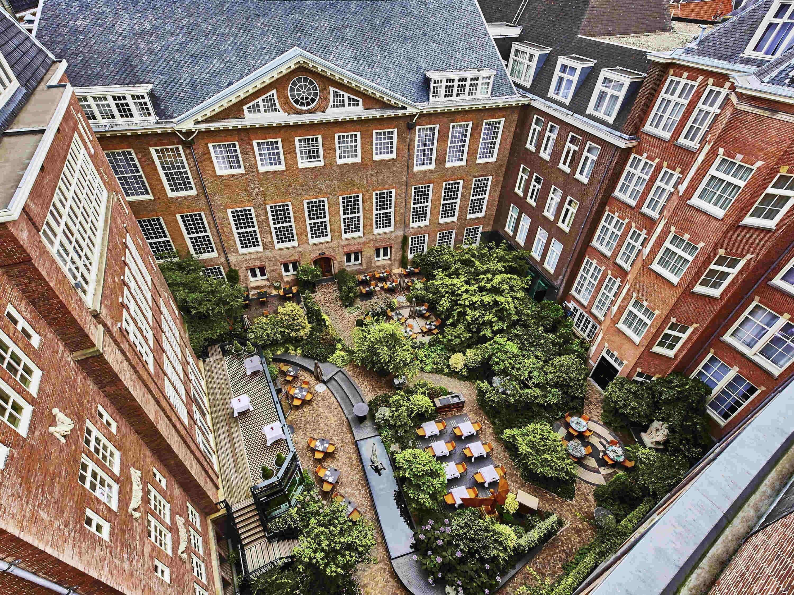 2 bars/lounges, lobby lounge