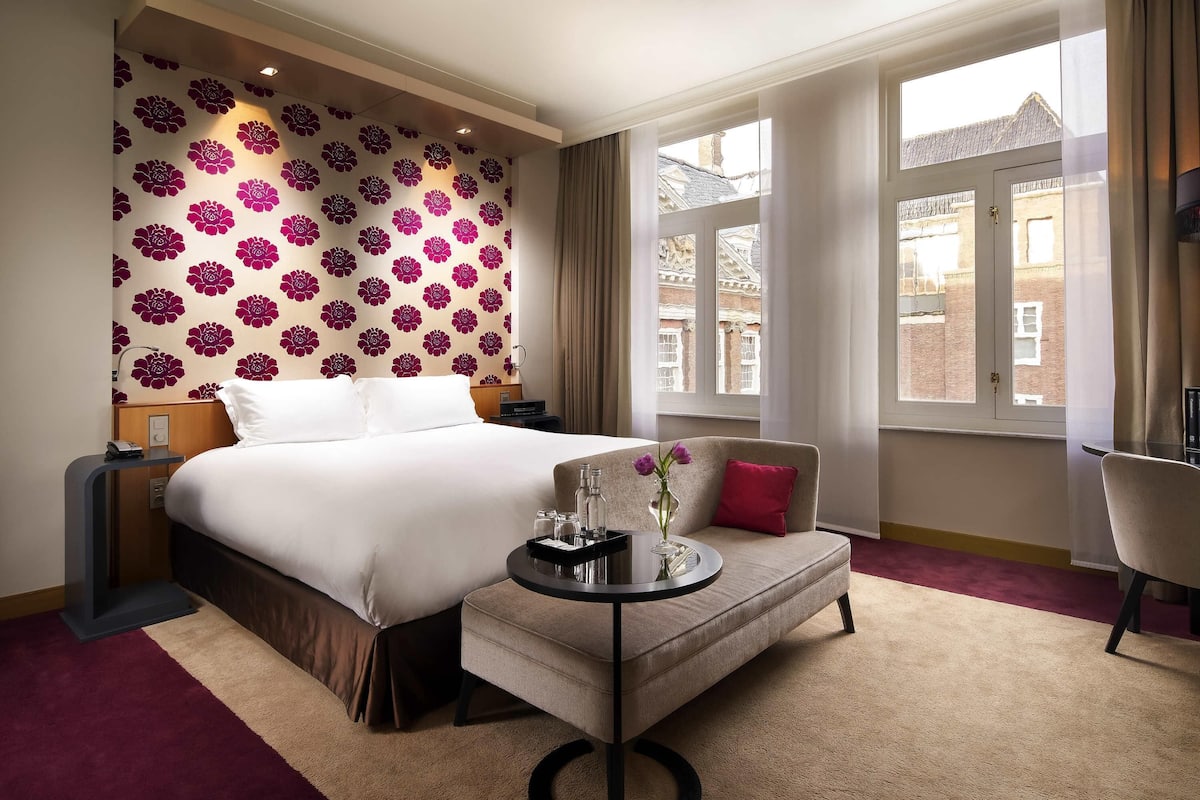 Junior-sviitti, 1 suuri parisänky (View) | 1 makuuhuone, egyptinpuuvillaiset lakanat, ylelliset vuodevaatteet