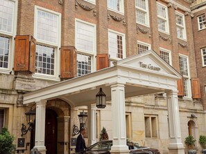 Vista frontal de la propiedad