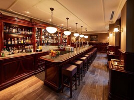 2 bars, lounge dans le hall