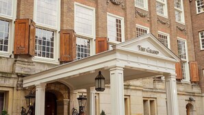 Un edificio histórico con una fachada clásica, una entrada destacada con columnas y un cartel que dice 'The Grand'.