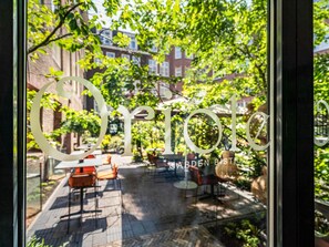2 restaurantes, café da manhã, culinária internacional