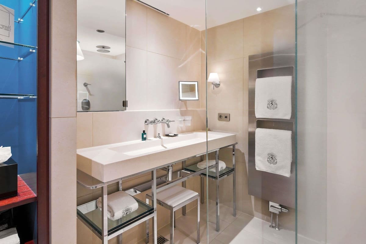 1 bedroom, Egyptian cotton sheets, premium bedding, down duvets