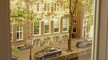 1 bedroom, Egyptian cotton sheets, premium bedding, down duvets