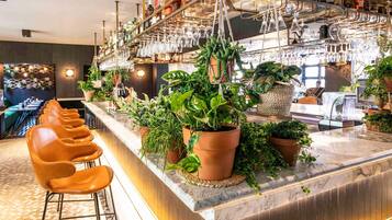 2 bares, salón en el lobby