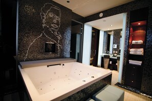 Suite, 1 très grand lit (Opera) | Salle de bain | Articles de toilette de luxe, sèche-cheveux, peignoirs, chaussons