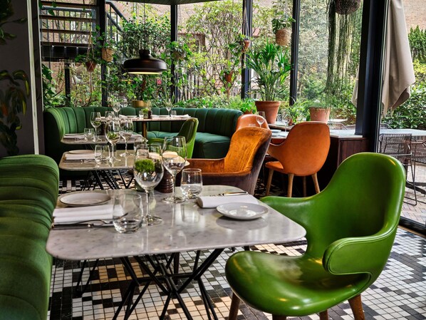2 restaurantes, café da manhã, culinária internacional