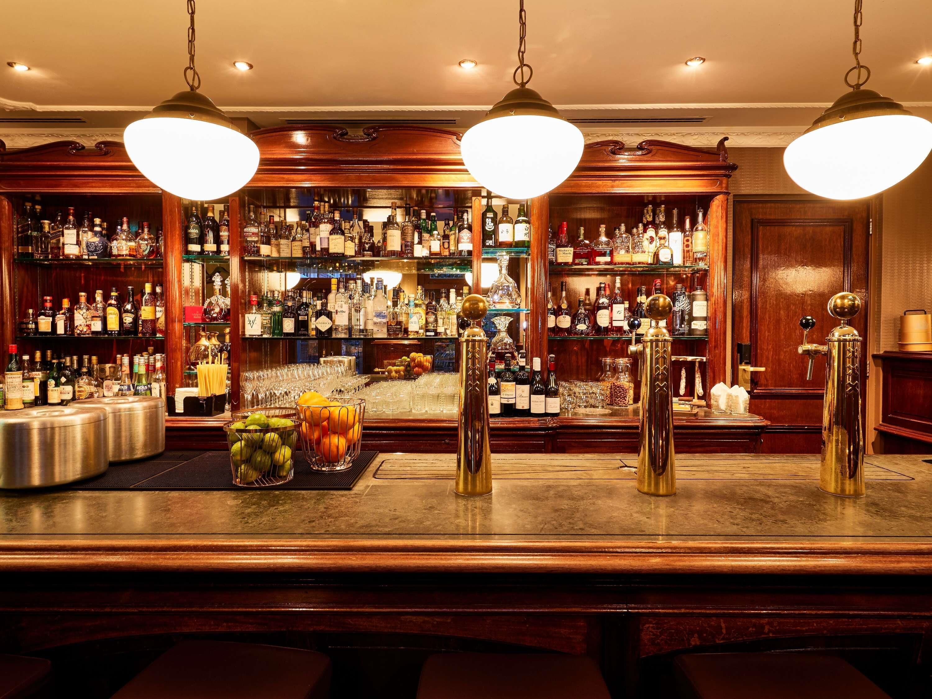 2 bars/lounges, lobby lounge