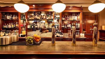 2 bars/lounges, lobby lounge
