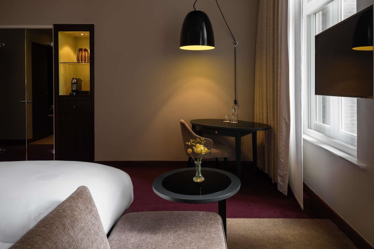 1 bedroom, Egyptian cotton sheets, premium bedding, down duvets