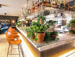 2 restaurants, breakfast, lunch, dinner served; international cuisine