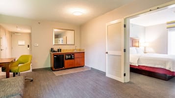 Studio Suite, 1 King Bed, Non Smoking | Premium bedding, down comforters, desk, laptop workspace