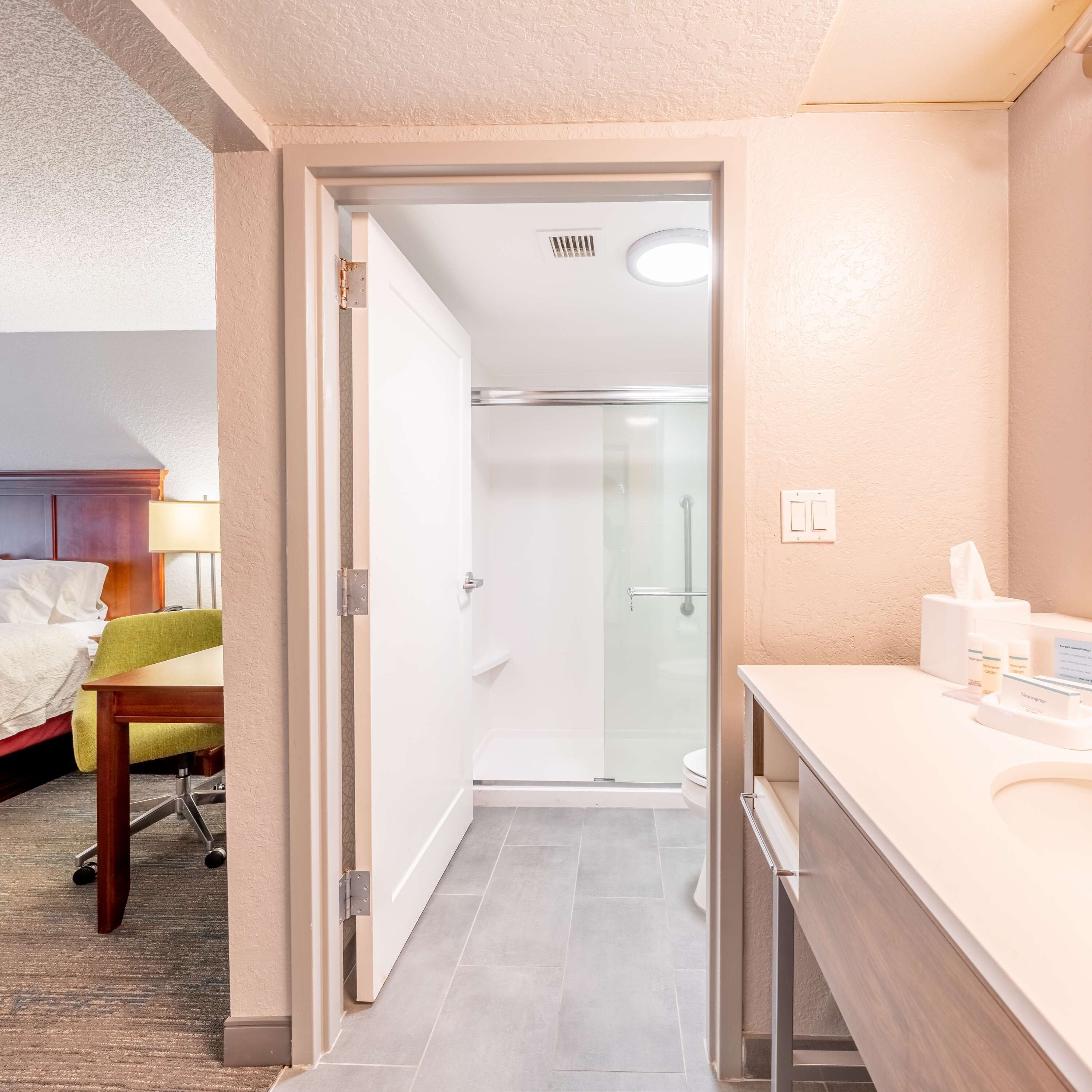 one king bed, non-smoking | bathroom shower